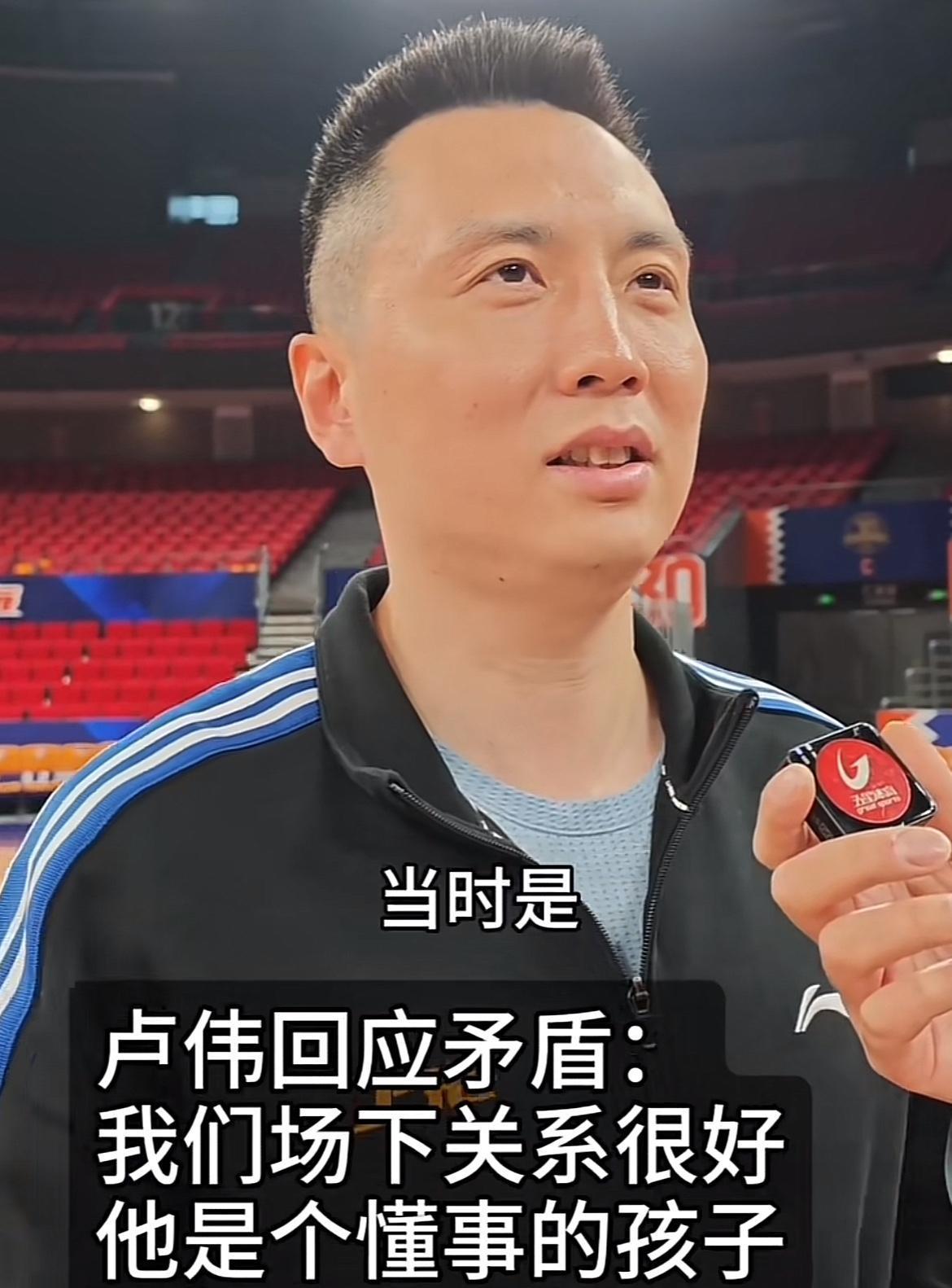 2023年12月15日，上海男篮助教卢伟在直播镜头下，把满腔怒火砸向了...