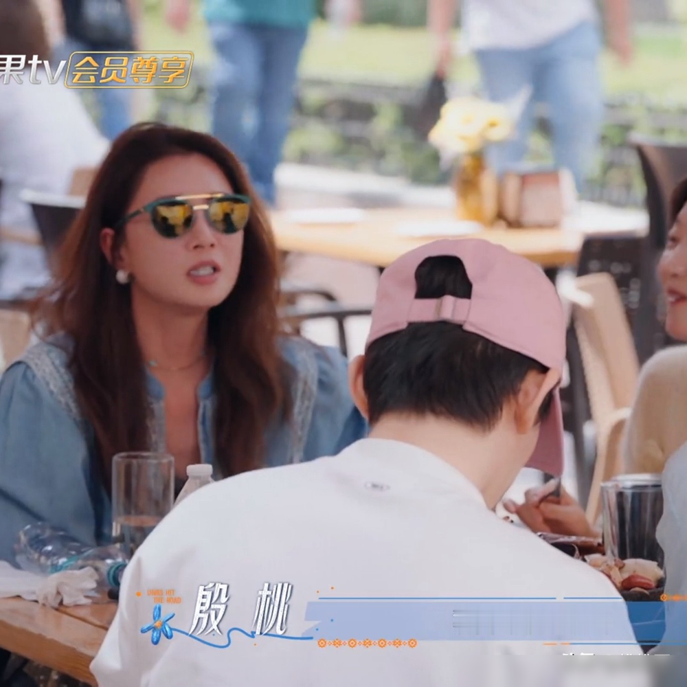 吴君如想喝酒被邓为拦，殷桃一口下去脸就红了，这节目可太真实了。
《花少》吃饭那场，吴君如非要喝红酒，还嚷嚷我就是没喝酒才高血压，邓为在旁边急得直拦。殷桃没劝住，自己抿了一点，脸立刻烧起来，吴君如还夸她好漂亮。
结果字幕科普了：喝酒脸红不是能喝，是身体缺酶，乙醛堆在脸上排不出去。越红，越伤肝。多少