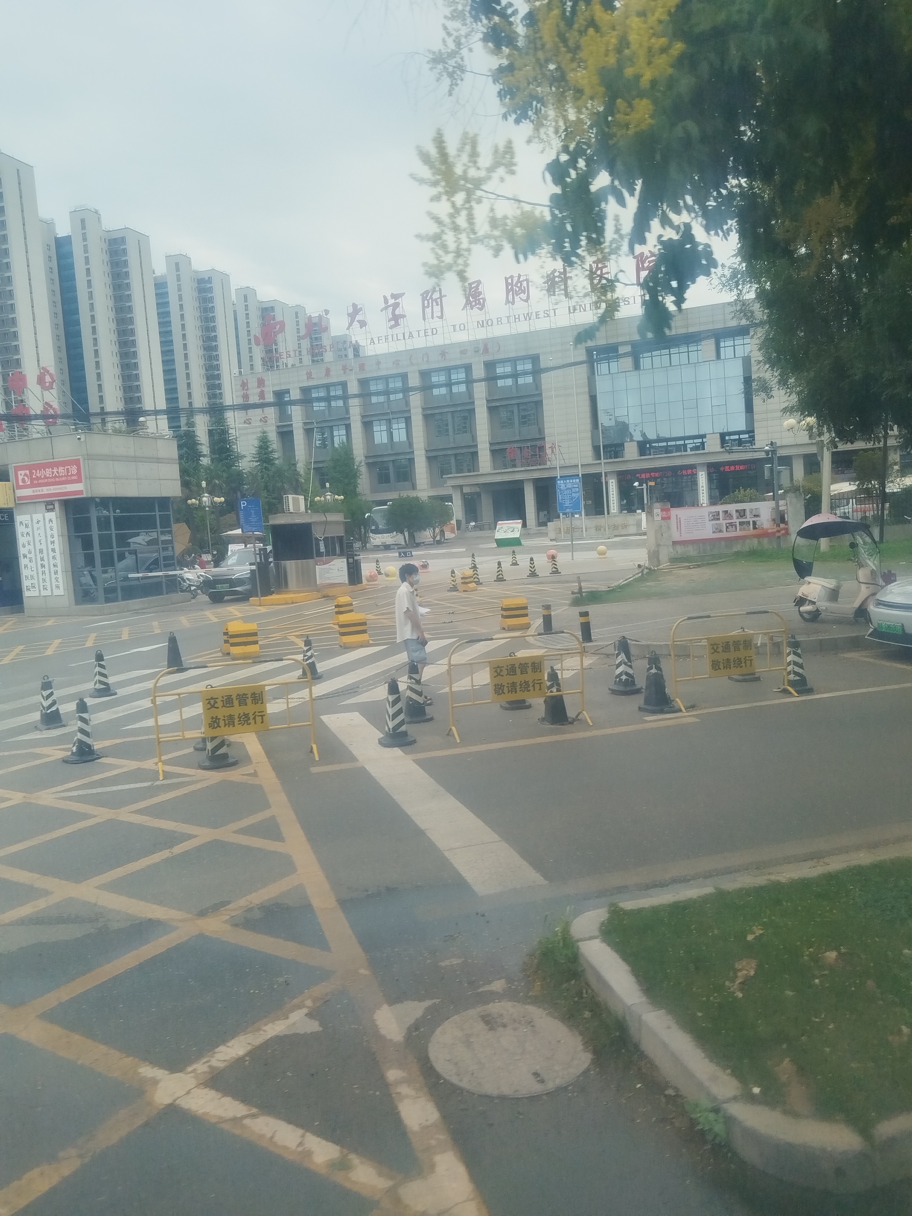 三兆村是西安市雁塔区最大的自然村，全村三千多户，人口八千多人，是雁塔区曲江街办拆迁最后一个城中村。
曲江街办没开发以前，最南靠近长安区是裴家控村，裴家控全村安置楼是十六栋。三兆村拆迁安置房最特殊，安置地是紧邻三兆南的长安区韦曲街办简王井村和大府井村的田地，也是西安市城中村安置地最大的，全村安置楼共计