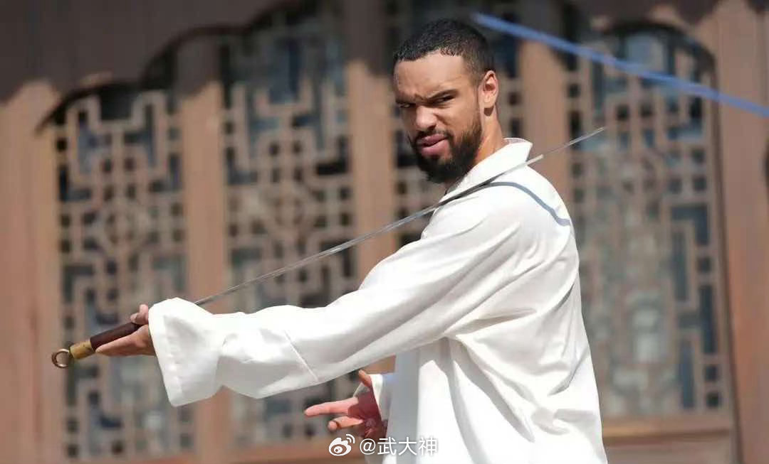 NBA太阳队球星狄龙·布鲁克斯在中国行期间登上湖北武当山，体验了中国传统武术。他身穿白色道袍，在师傅指导下学习了太极拳、太极剑、棍术和红缨枪等多项武当功夫，一招一式十分认真投入。太阳官方也在社交媒体上