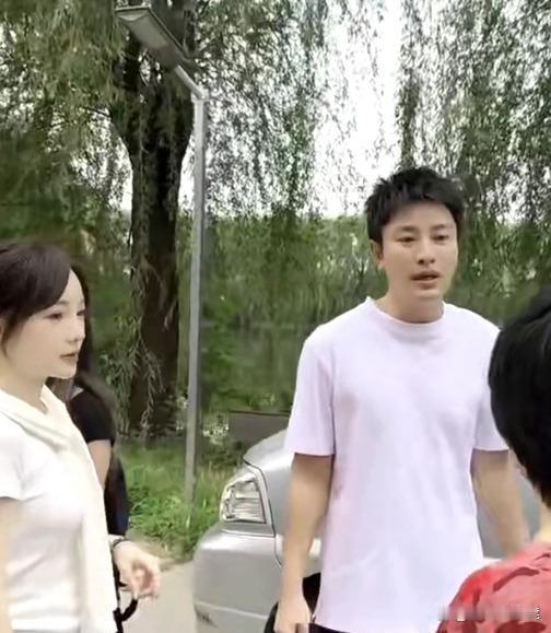 李小璐贾乃亮罕见同框，眼神闪躲显尴尬，13岁甜馨成主心骨撑场面 ​