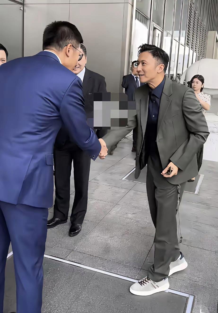 昨天他穿一身灰色西装现身北京正大中心，与一些高层会面，洽谈食品供应链以及预制菜等商务合作，画面中他跟个小老头一样，和高官握手交流，发型扁塌，西装也不是太合身，身高也不占优势，这样的谢霆锋，却是王菲心里的白马王子！