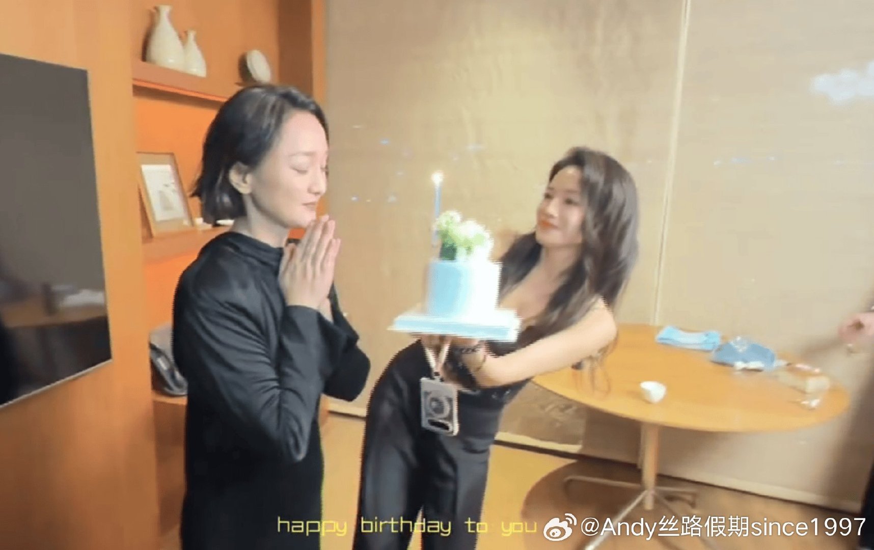 这不是热恋中的男女激吻，而是舒淇给周迅过生日大方送吻！

近日，周迅刚在釜山国际电影节获得“影后”后便迎来52岁生日，好友舒淇捧着蛋糕惊喜现身，为周迅送上生日惊喜。 ​