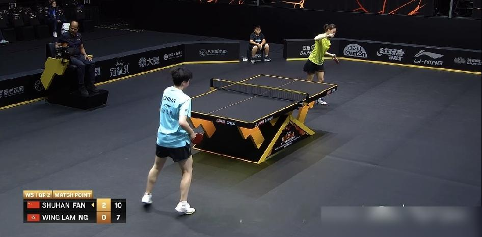 范姝涵3：0直接送吴咏琳回家，全程没给一点面子。
这位香港学霸球手，左手横拍，球感确实好，多拍相持也磨人。可到了场上，速度跟不上，落点打不开，回球质量软绵绵，整场被范姝涵摁着打。
吴咏琳不是没履历。亚运会女双铜牌，混团世界杯帮港队历史性拿牌，师姐杜凯琹都说她不断有小突破。
但小突破救不了原地踏