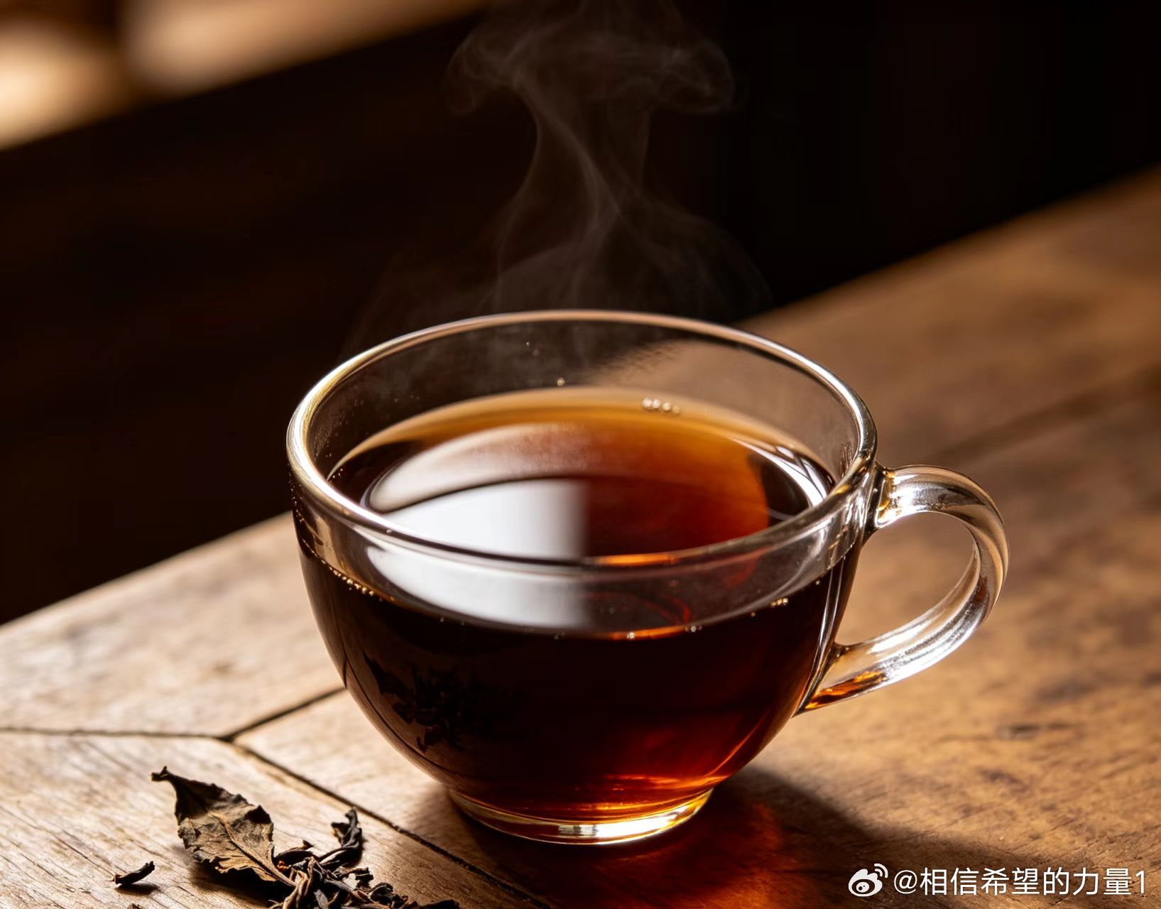 很多人会产生疑问，同样喝浓茶，部分人身体看不出明显变化，部分人身体不适感却会明显上升。根源在于大脑神经细胞受损程度不一样，帕金森人群调控运动的神经本就脆弱失衡，对浓茶当中的刺激性成分会更为敏感。
 
帕金森分为不同轻重阶段，不管病情轻重，维持神经系统平稳都是养护重点。浓茶不会直接引 ​