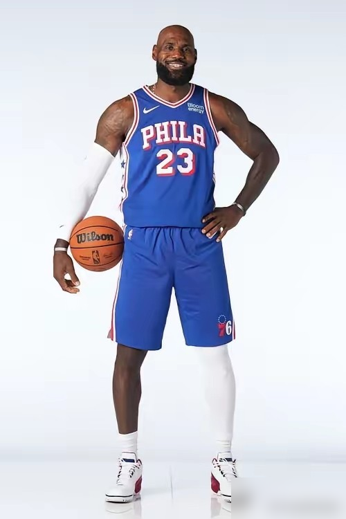 詹姆斯当场点名恩比德训练迟到。
消息从ESPN解说嘴里传出来，说全队都到齐了，就差恩比德，老詹直接开腔。
传得有鼻子有眼，听着像詹姆斯要给全队立规矩。
结果10月6日詹姆斯自己发了动态：他根本没迟到，别传了。
解说10月8日公开道歉，说信詹姆斯。76人主帅和跟队记者也出来打脸，说恩比德训练营