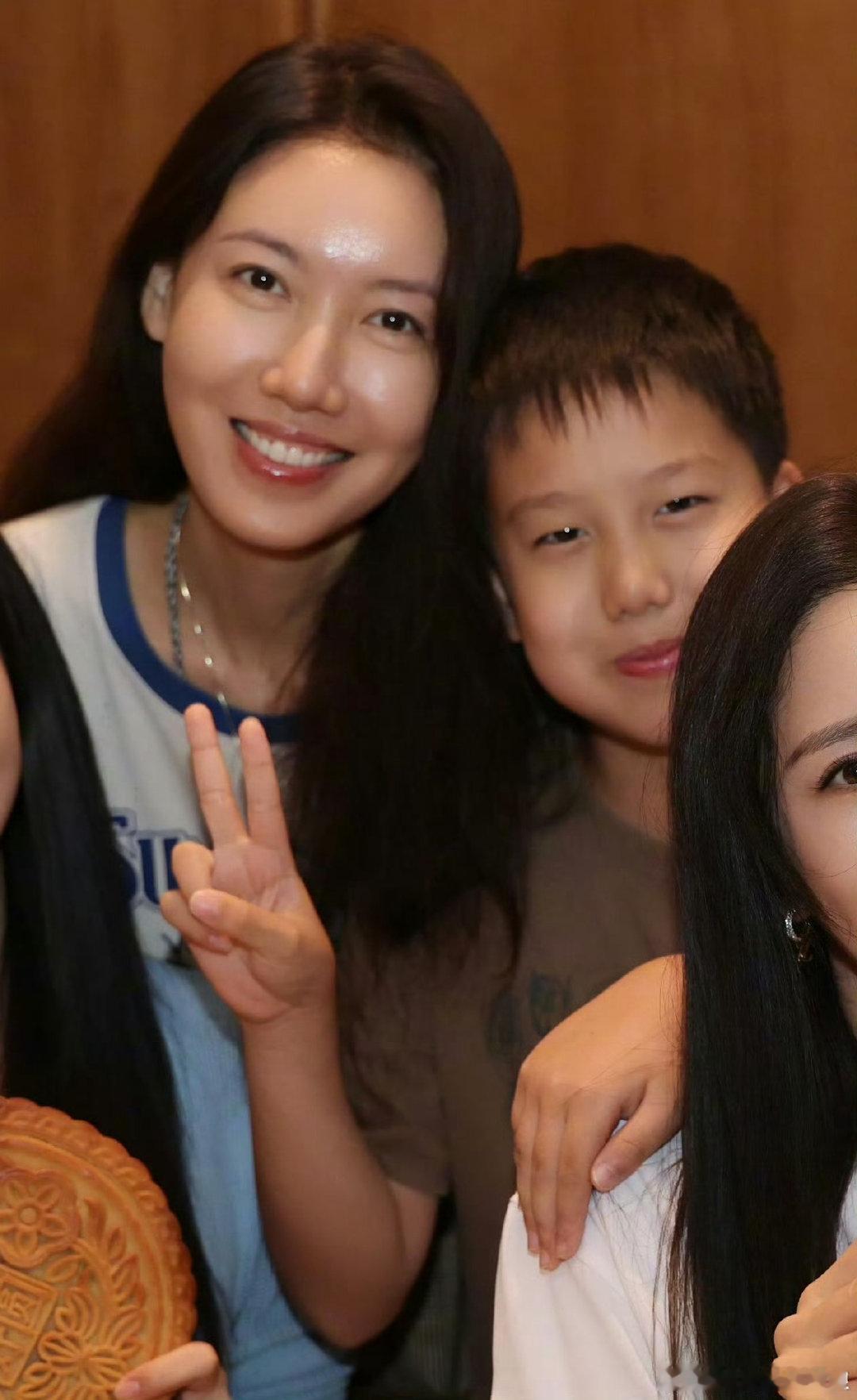 #高露儿子近照##高露儿子9岁近照# 佟丽娅董璇高露带孩子一起合影，高露儿子罕见出镜，模样和妈妈好像。 ​​​