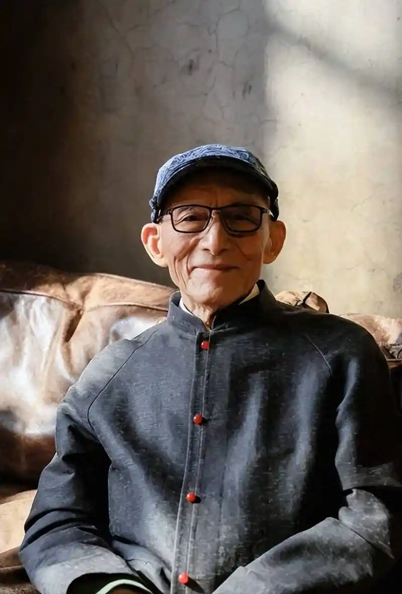 “济公”游本昌今晨离世，享年93岁，女儿透露：睡着就去了，最后一句话是“我很舒服”

今天9月24日清晨，一个令人痛心的消息传来：中国国家话剧院表演艺术家、一级演员游本昌，因病在北京去世，享年93岁。

女儿游思涵向媒体透露了最后时刻：“没有任何病痛，睡着就去了。超级安详，前几天还过了一个生日，没有