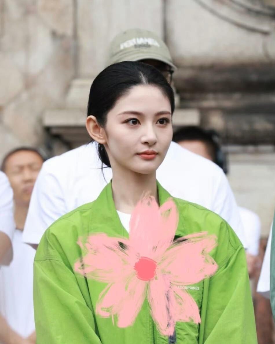 赵晴新剧《无效娇养》10月5日开机，搭档金瀚出演芒果现偶女主，于正捧人的手笔又一次摆在了明面上。开机路透里她现代装状态确实在线，清爽造型跟以往古装感觉完全不同。更值得说的是她手里压着的牌：《金吾不禁》搭档周柯宇已经杀青，36集古装大女主，于正亲自担任总制片人还零片酬客串。加上刚杀青的《听银》搭档官鸿