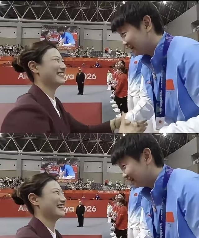 太感人了！原来为国乒颁奖的是丁宁，她和孙颖莎握手时两人都笑得好开心，何卓佳台下笑着笑着哭了，这一幕见证了国乒最温暖的传承

2026年名古屋亚运会乒乓球女团颁奖仪式上，一个短短几秒钟的画面打动了无数球迷。站在领奖台上的孙颖莎，迎来了特殊的颁奖嘉宾——曾经的国乒大满贯得主丁宁。当丁宁亲手为孙颖莎挂上金