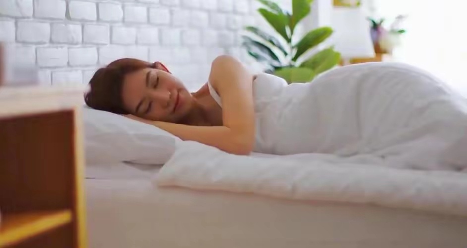 晚上11点被称为睡眠分水岭，核心在于它是人体褪黑素分泌高峰的起始点，一旦错过这个入睡窗口，即使后续补足时长，睡眠质量和身体修复效果也会大打折扣。  一、褪黑素分泌的黄金节点- 关键激素：调节睡眠的褪黑