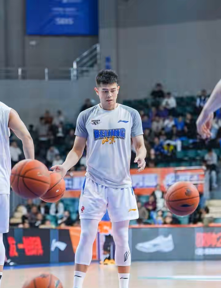 “方超巨”转战NBL！方硕租借加盟长沙勇胜，继续追逐赛场🔥
 
北京首钢功勋后卫方硕，以租借形式加盟NBL长沙勇胜，租期两年，并不是永久转会，两年后回归首钢 。
 
核心原因：首钢后场迎来赵睿、陈盈骏，后卫线拥挤，上赛季方硕场均仅11.5分钟，出场时间大幅缩水。首钢建议他退役转型教练，但36岁的方硕