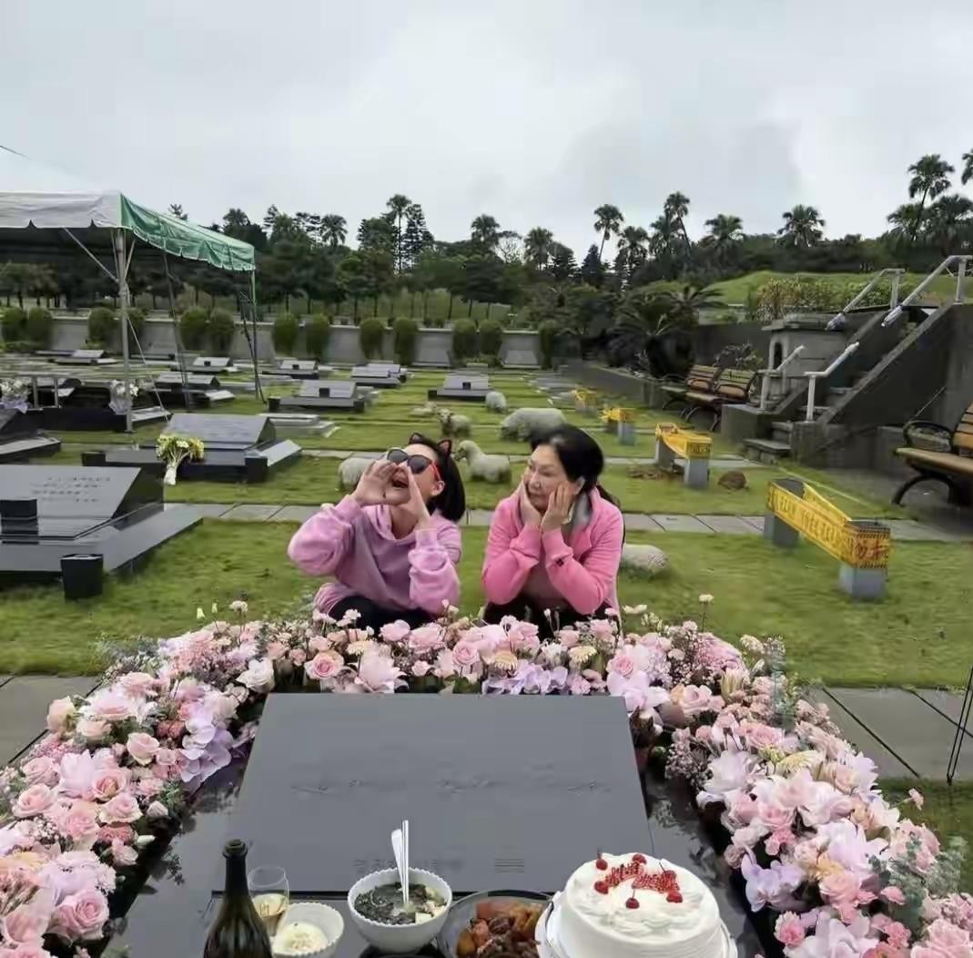 大S 48岁冥诞，小S具俊晔黑人范玮琪齐聚金宝山，粉色花海、香槟蛋糕、又哭又笑，场面温馨却也扎心。小S那句“明年我就比她大了”瞬间刷屏，姐妹情深的遗憾戳中无数人。具俊晔黑色外套里藏着粉色内搭，整个人瘦了一圈，看得出还没走出来。但最让人心里不是滋味的是，大S拿命换来的两个孩子，亲妈冥诞这天连影子都没见