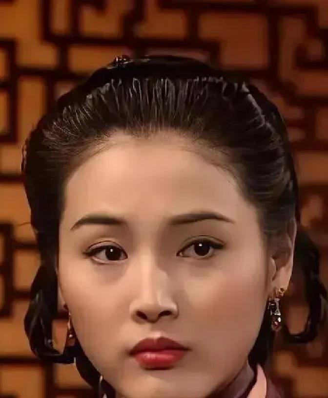 《粉红女郎》里的“男人婆”张延离婚了，这消息让人有些猝不及防。曾经的模范夫妻，最后竟然因为长期分居、价值观不合而分道扬镳，确实挺让人唏嘘

回想起当年，两人的缘分始于2001年北京街头的一场偶遇。2003年张延拍完戏爆火，一年接了十几部剧，张锦程索性当起她的经纪人，两人就这么结了婚

当年张延挑对象