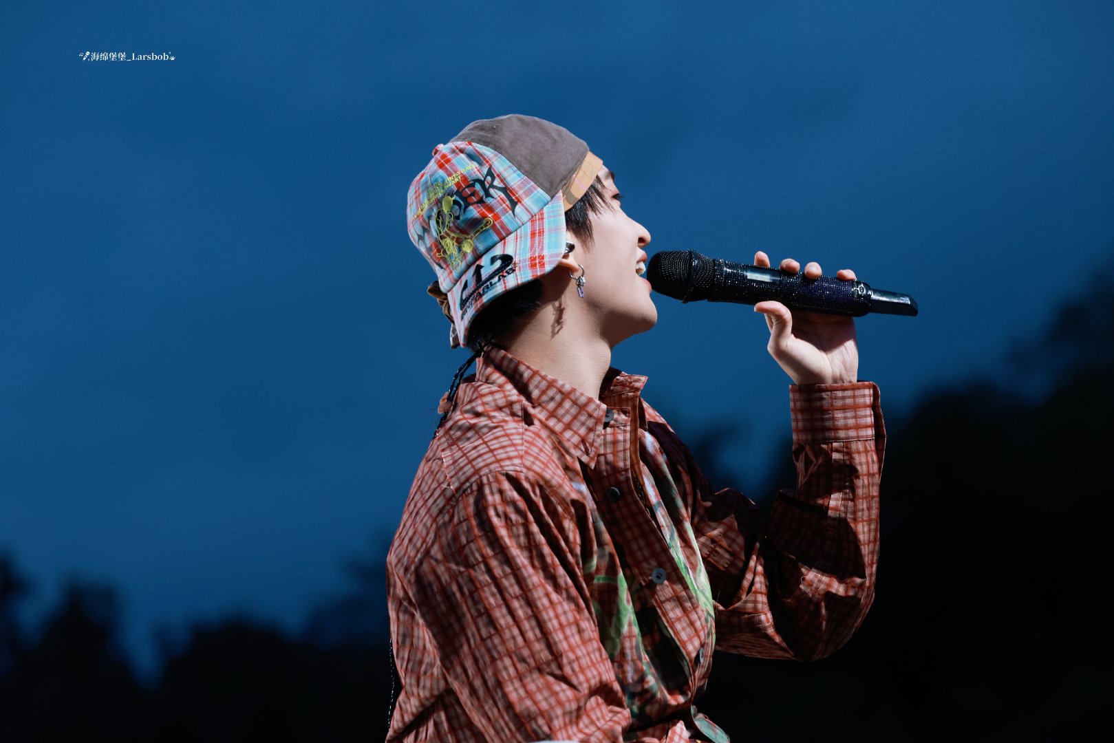#黄子弘凡[超话]# 

𝟐𝟔𝟎𝟖𝟐𝟗 | 贵阳•JUMPPARK腾讯视频音乐节

在蓝调时刻下回味片刻的灵魂共振

• #黄子弘凡# 
• #黄子弘凡音乐节# 
• #黄子弘凡实力歌手# ​