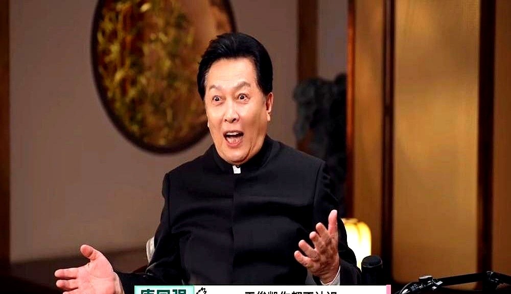 录快本时看见台下灯牌，74岁的唐国强随口问了句“王俊凯是谁”，微博直接被骂爆，全是说他倚老卖老、看不起新人的声音。

唐国强没在网上吵，而是托北电的朋友去查，才知道对方是刚考上表演系的孩子。后来两人线下碰面，唐国强主动走过去把事情当面说开。王俊凯连声说“别别别唐老师”，压根没往心里去。

网上吵得天