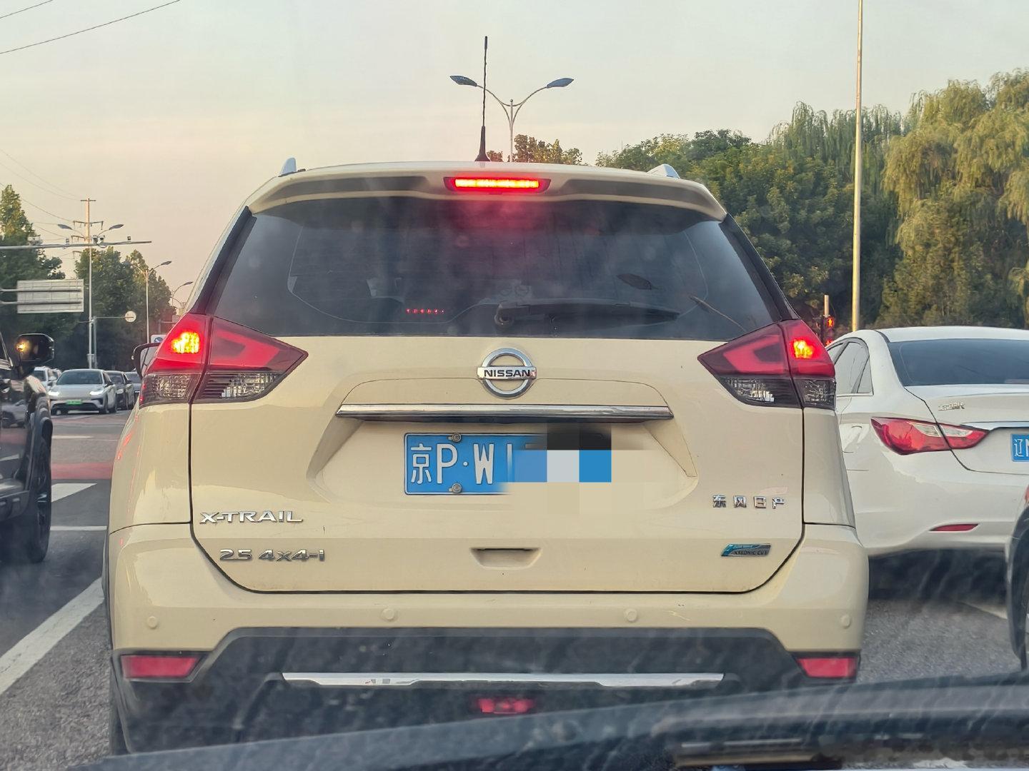 回来路上
等灯

我：
这辆奇骏的
鹅黄色车衣
蛮特别

同事：
这是逍客吧

我：
逍什么客
左下角X-TRAIL
这是奇骏
2.5排量

不信你拍照
问豆包[doge] ​