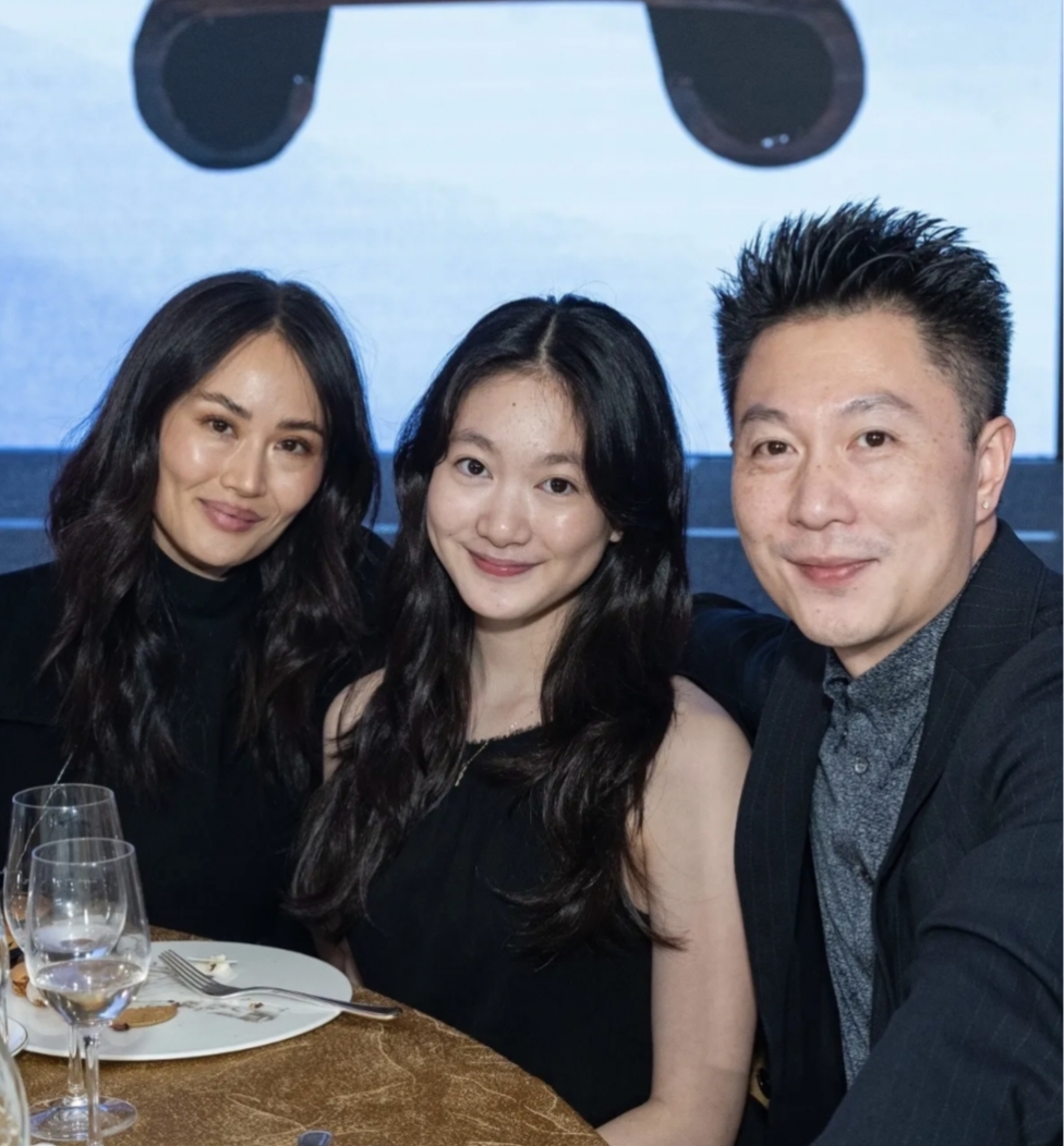 李小鹏携妻女现身香港特殊奥林匹克活动，14岁的奥莉一出场直接惊艳众人！
一身黑色连衣裙搭配披肩长发，五官轮廓和妈妈李安琪几乎复刻，母女俩共用一张脸，奥莉皮肤更白皙，气质早早透着成熟感，完全不是当年综艺里软萌小宝贝的模样。
 
今年45岁的李小鹏肉眼可见发福，脸部看着圆润浮肿，不过整体精神状态在线。