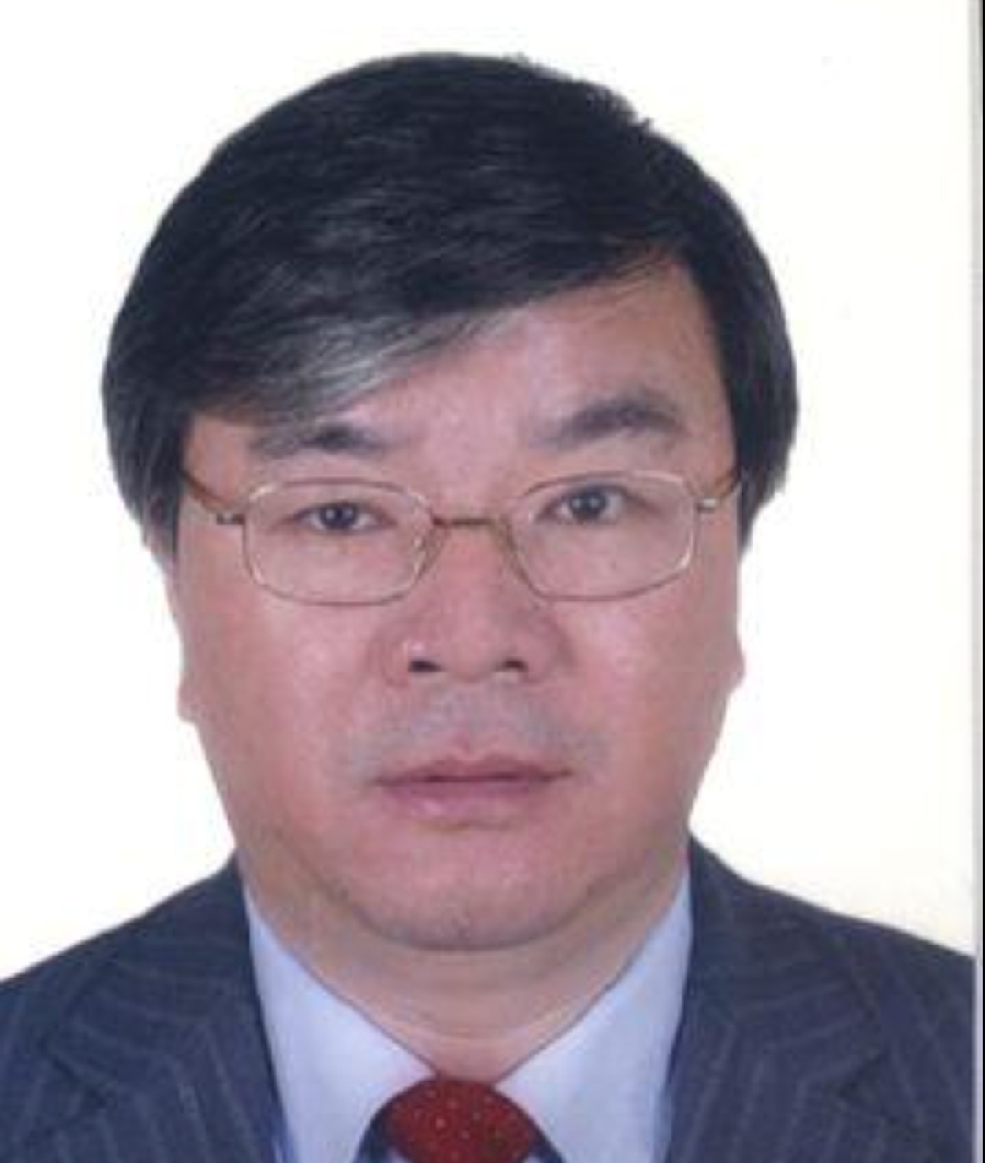 浙大开学礼甩白发教授韩高荣。
几年前工作照、个人标准照，一直都是这个飘逸“黄毛”发型，可是人不可貌相！79级本科浙大材料系高材生，浙大硕博留校任教至今36年，材料领域国宝级专家！
再看学术、荣誉！专著2部，国家发明专利300余项；国家科技进步二等奖、国家技术发明二等奖、国家级教学成果二等奖，全国创新