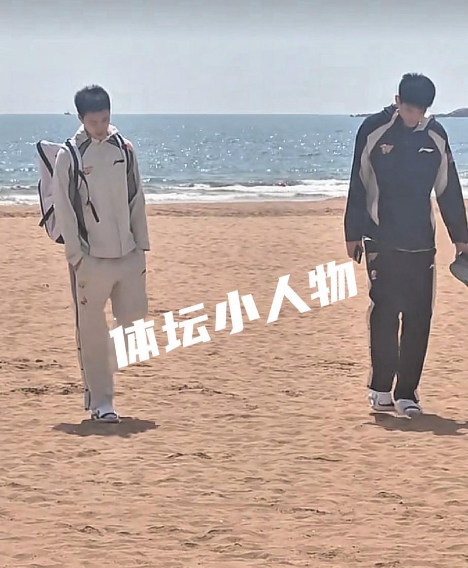 胡明轩低头盯着沙滩，脚印深一个浅一个。 这位广东男篮的队长，正带着小将...