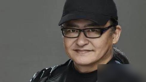 宋柯说，朴树最难那几年，刘欢直接甩了张卡过去，里面有近百万。
麦田那会儿快撑不住了，朴树天天闷屋里写歌，房租都快交不起。宋柯硬着头皮找人周转，找到刘欢，其实俩人根本不熟，就饭局上碰过几回。
刘欢没多问，第二天钱到账。没借条，没利息，连句“什么时候还”都没提。
这一晃十几年，刘欢从没催过。宋柯后