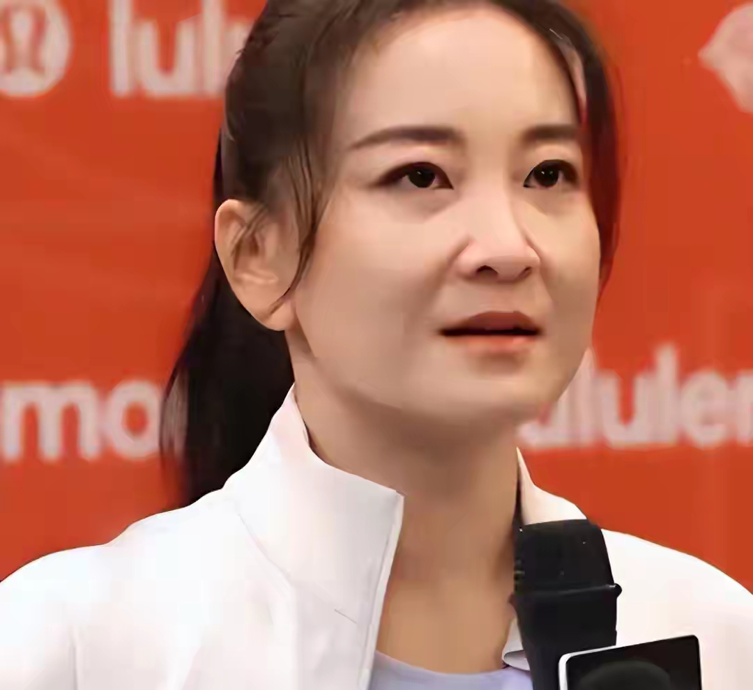 贾玲被拍到身形圆润，体重反弹冲上热搜，不少人等着看她人设翻车，可她一句“维持不住”，直接打破大众预设的剧本。为《热辣滚烫》减重百斤是服务角色的极限状态，那种严苛的身体条件本就很难一辈子守住。
 
她没有道歉、不找借口，坦然接纳身体的变化，这份松弛反而赢得很多人的共情。翻看她一路走来，从相声演员到票房