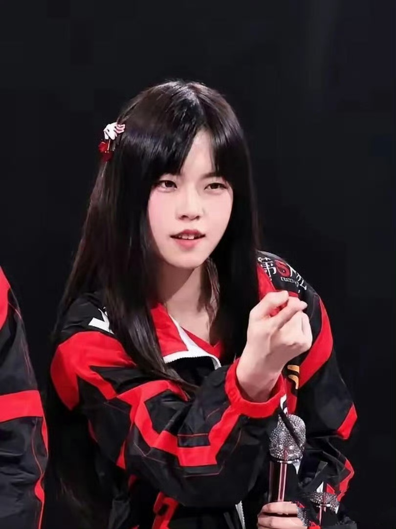 亚运会第五人格电竞决赛，中国队击败日本队拿下金牌，举国欢庆之际，却让人难以开心。这块看似荣耀的奖牌，藏着不容忽视的代价。
 
如今电竞入赛，让无数青少年深陷误区，误以为打游戏是正当追梦、可行出路。

但很少有人知道，亚运竞技版本经过专业改造，纯粹比拼技术，和普通玩家充斥抽卡、皮肤、充值诱导的商业游戏