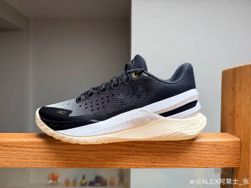 一双Curry 2 Flotro Low的Sample<br />库里...