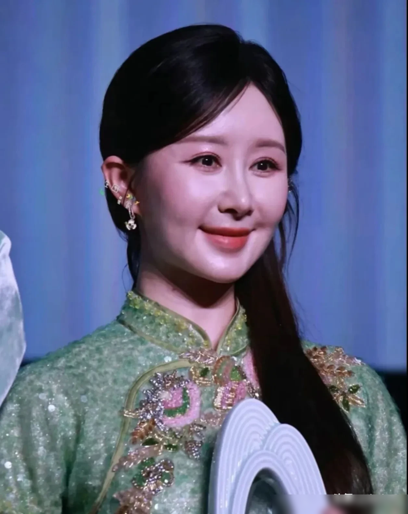 舒畅被认成杨紫了，就那张上海活动生图。脸肿得发亮，苹果肌鼓着，笑不动。38岁，整个面相都变了。
再看15岁的董鄂妃，温婉清透，眼里全是戏。后来小玉、傻妞、天山童姥，哪个不是靠灵气杀出来的。
结果这几年不拍正剧了，钻进直播间喊家人们。9月17日和宋佳同台，无修图一出来，全网都在问：这谁？
舒畅回