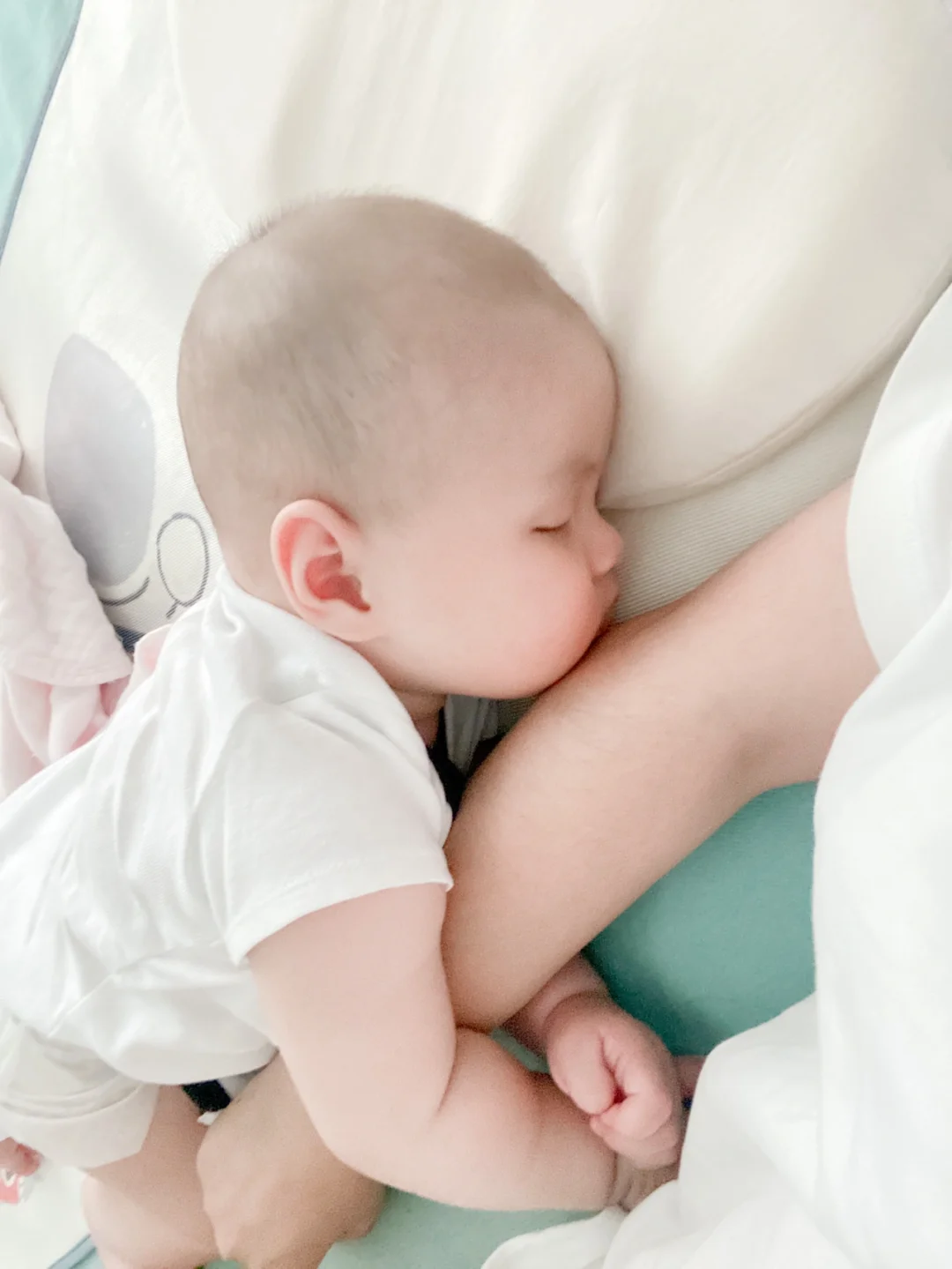 我和妈妈世界第一好👶🏻睡觉拉手手不许跑👀