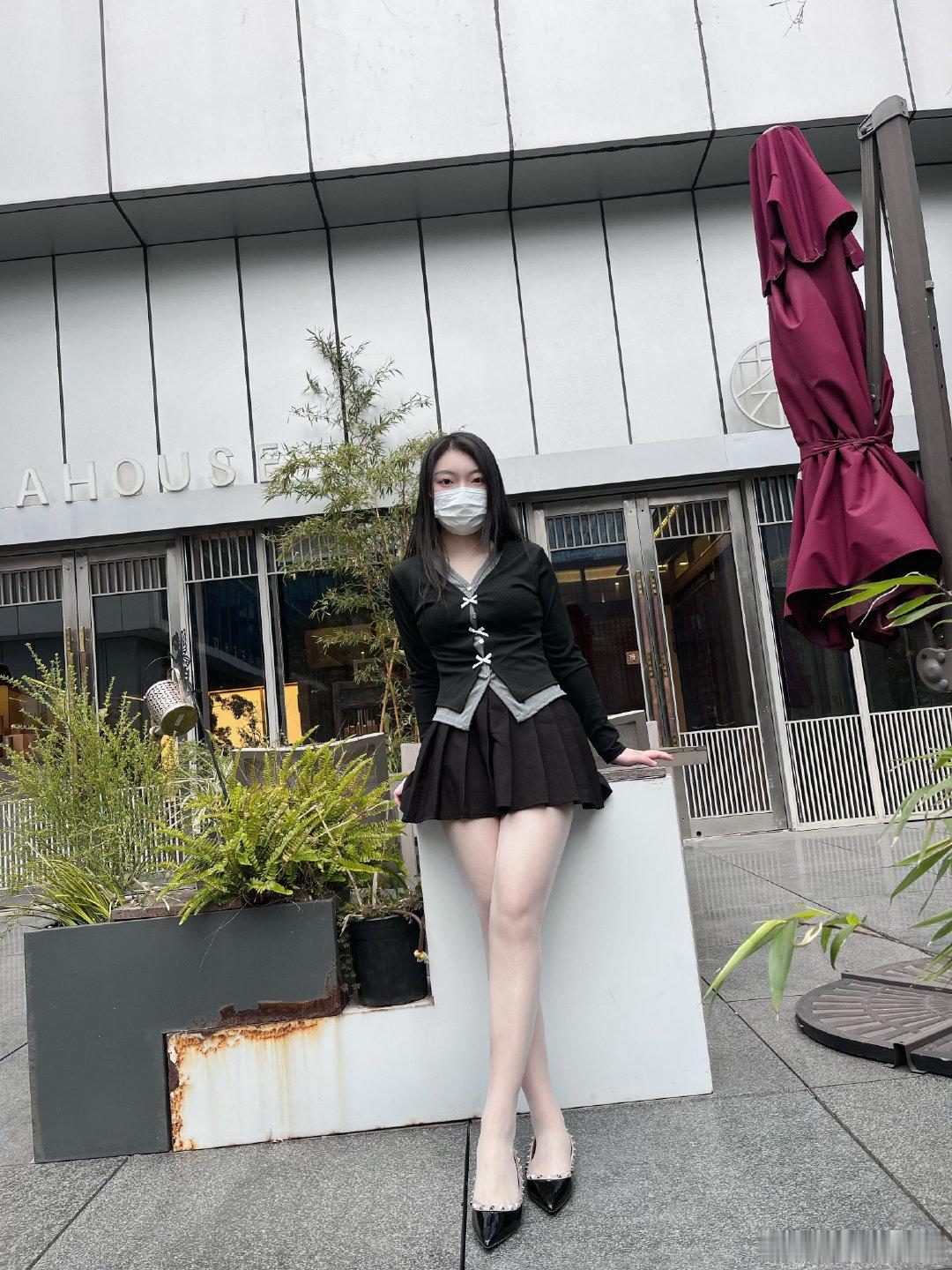国庆节快乐~
#穿搭##大长腿##丝袜##平底鞋##国庆节[超话]# ​