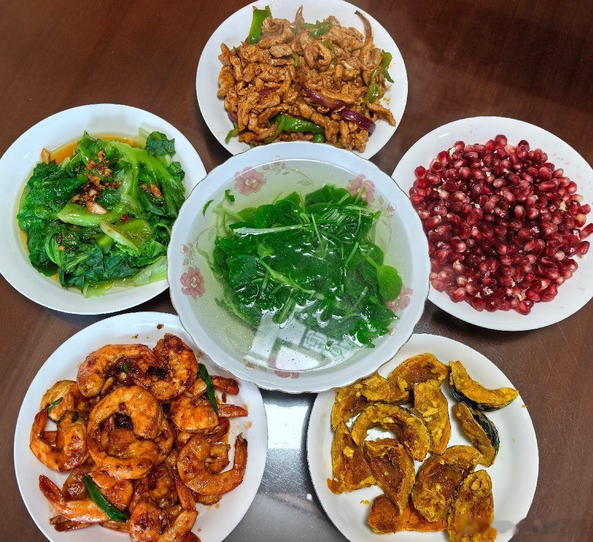 中秋节三天，下了两天半的雨，第一天中午回老家吃了团圆饭，然后就是做饭吃饭躺平，也锻炼了。哥哥在家，弟弟干饭力都倍增，顿顿光盘[笑cry]今年B站跨年晚会刘欢穿长皮衣唱了《我欲成仙》，根本看不出身体不好的样子，所以昨天听到死讯我很意外。孩子们对他不熟悉，我从便衣警察开始唱，词记不太清了， ​
