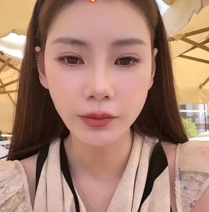 在巴黎街头买杯咖啡都能被全网挑刺，马筱梅这一套应对确实有点手段

前阵子陪汪小菲在法国出差，她自己上前用英文点冰玛奇朵，结果视频一发出来，不少人跳出来冷嘲热讽，嫌弃她说的全是简单句、词汇量少得可怜

换作一般人，估计早就挂不住脸发文互撕了

她倒好，转头在直播间大大方方接招，笑着承认自己水平确实一般