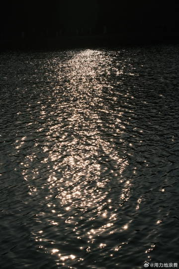 人对过去的怀念就像是夏季暴雨前的闷热，光是一想就喘不过气，但又不知倾盆...