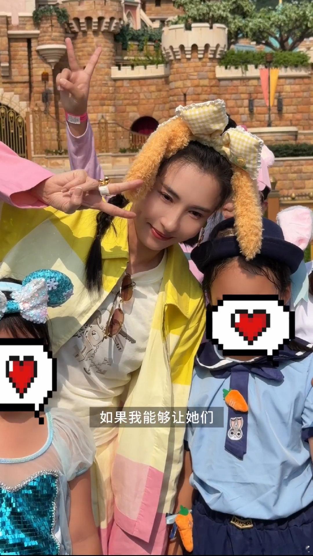 #张柏芝对粉丝也太大方了# 张柏芝兑现迪士尼承诺，安排粉丝机票，带粉丝打卡香港迪士尼，好好回应粉丝长久的喜欢。#张柏芝兑现粉丝迪士尼约定# ​