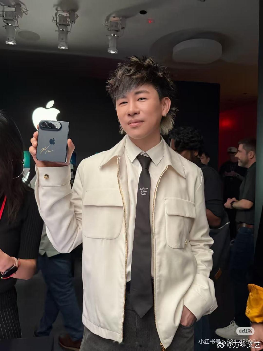 #胡彦斌晒与苹果高管合照##胡彦斌晒iPhoneDuo# 胡彦斌现身洛杉矶Apple发布会现场，还晒出和John的自拍合照，手持新款苹果新机出镜，现场动态直接引发大家热议#新浪娱乐[超话]# ​