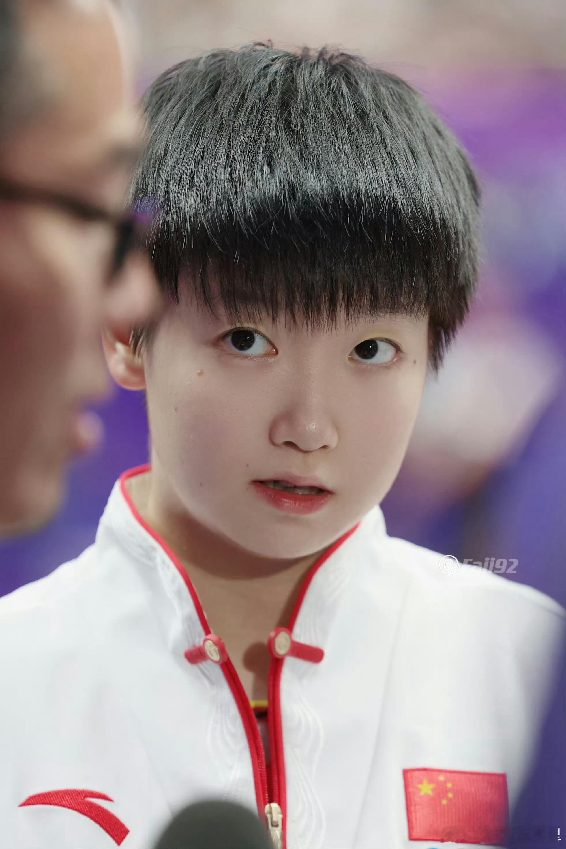 受任于败军之际，奉命于危难之间。
当队友止步半决赛，强敌锋芒正盛，举国目光落在国庆的赛场之上，所有重担全部压在她一人肩头。
她守住的不只是一枚亚运金牌，是中国女乒延续多年的荣光，是主场之上国人的期待。
一句“中国队需要我赢，我就必须赢”，是最掷地有声的承诺。
于绝境之中挺身而出，以少 ​