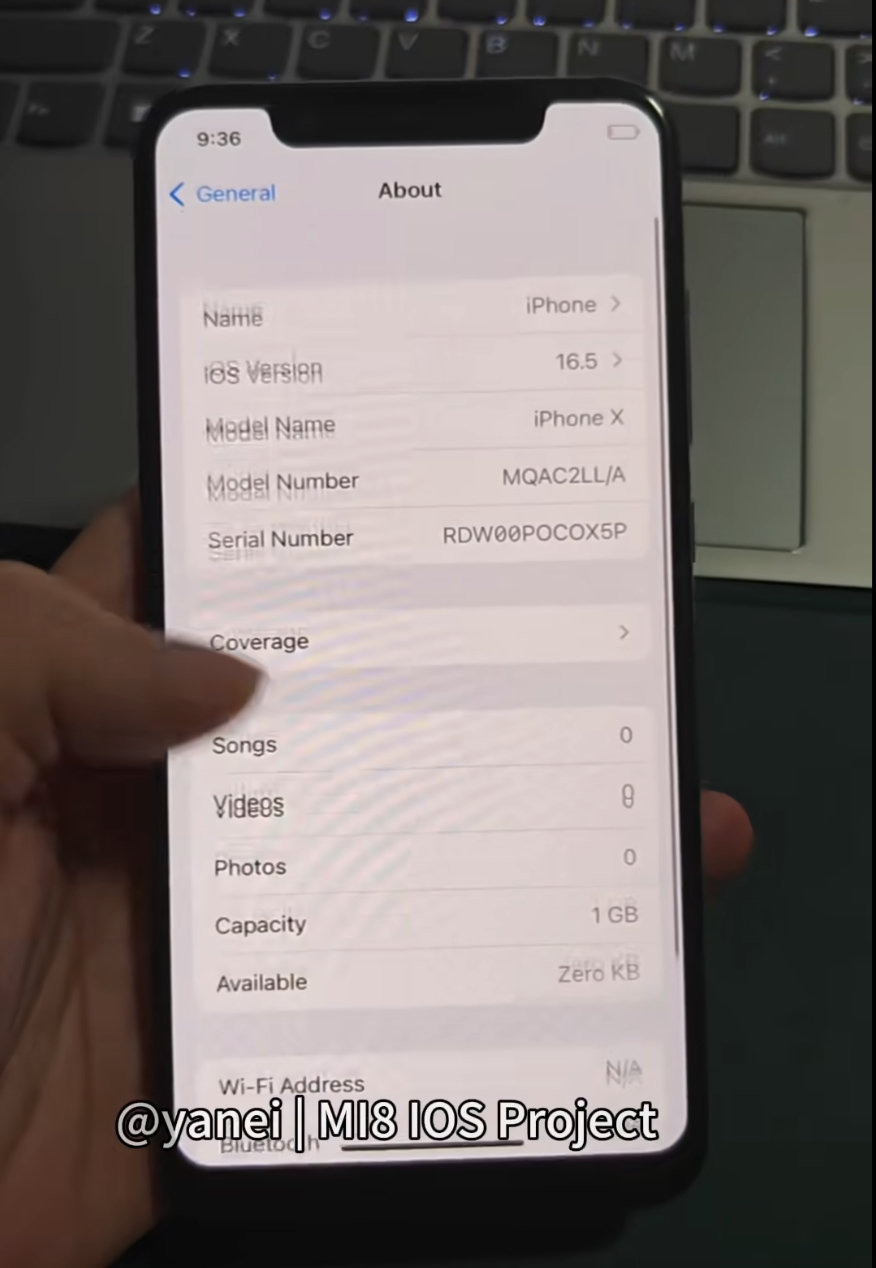小米8刷上iOS 16.5，还把自己伪装成iPhone X。这事听着离谱，细想又挺浪漫。两个当年长得像的手机，隔了八年，用这种方式重逢。开发者说跑起来颇有当年的感觉，我信。哪怕现在只能当玩具，这份折腾劲儿本身就值得敬一杯。你手里有没有一台舍不得扔的老手机？ ​