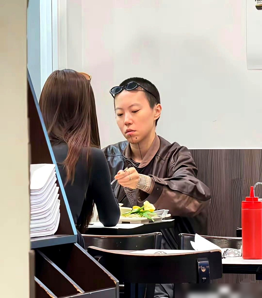 窦靖童蹲马路牙子上，跟一姑娘分吃一份河粉，筷子都没多要一双。
那姑娘长得像宋妍霏，俩人你一口我一口，路边灰扑扑的，没助理没摄像机。她新剧《她的生存之道》刚扑完，剧里她演个打拳的厨子，长发，浑身是伤，亲自上阵摔打。观众骂剧情悬浮，却没人骂她，那骨子里的松弛，真不是演出来的。
王菲打小不盯着她写作业