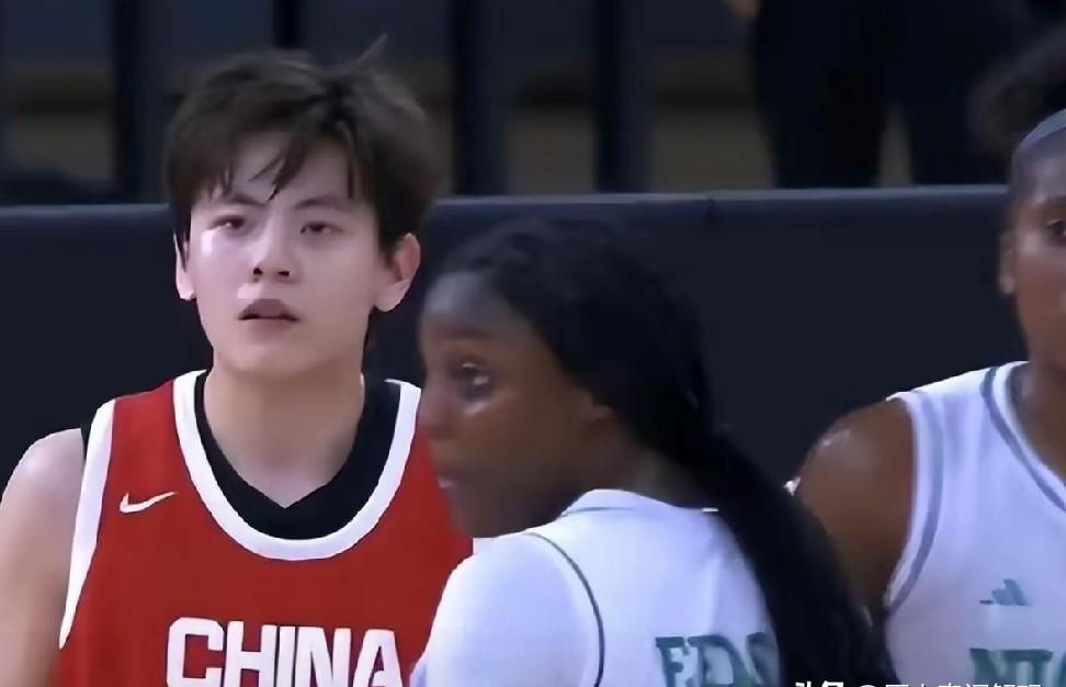 中国女篮热身赛连输尼日利亚和意大利，杨舒予赛后说，内线优势其实很大，但衔接内线的体系不够成熟，转换速度也偏慢。
我听到这句，觉得挺实在。
看比赛时能感觉到，球一进内线，外面的人就有点站着等，不跑不切，等球传回来又慢一拍。
不是不努力，是那种配合还没长成习惯。
转换的时候更明显，对手一提速，我们退防像