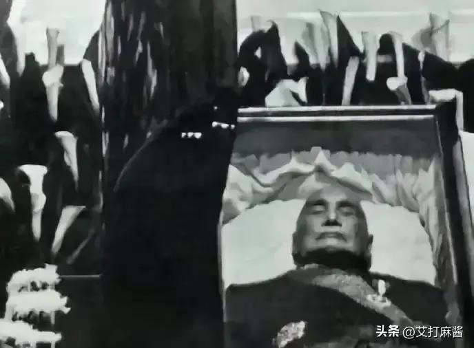 1975年，蒋介石卧在病榻上，奄奄一息，他忽然缓缓抬眼望向宋美龄，用尽力气轻声说道： “这么多年我不肯放过张学良，背后的缘由，你想知道吗？”
 
宋美龄没作声，只是把他的手握得更紧了些。
 
蒋介石的目光转向窗外，天色灰蒙蒙的。他沉默了很久，久到宋美龄以为他又要昏睡过去。
 
“东北，”他突然说，“