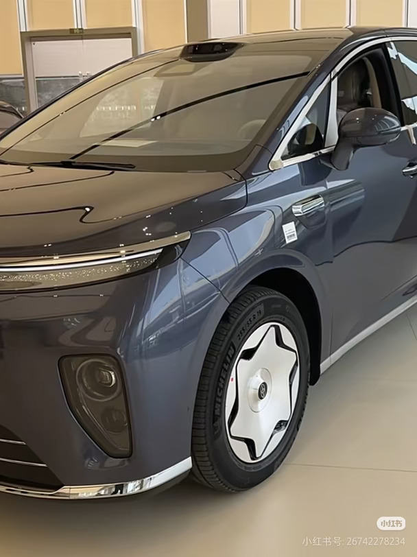 第一次见享界V8实车，我沉默了