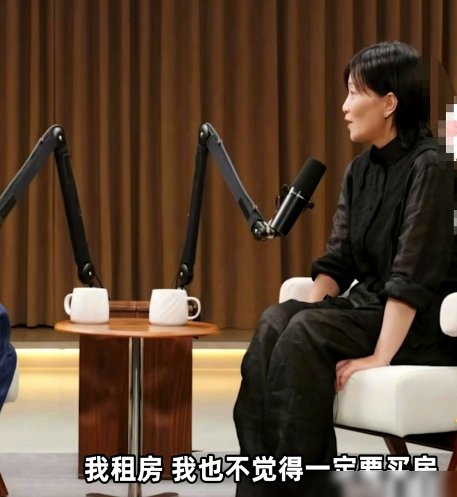 17岁影后，中年离婚带娃净身出户，跑去开网约车卖面膜。
郭柯宇上鲁豫的节目，说了句大实话：当初接离婚综艺《再见爱人》，就是没活儿了，缺钱。
房租、孩子学费、老妈的养老医疗，全压在她一个人身上。鲁豫问她现在还有没有经济压力，她说挺知足的，不觉得非得买房。
最扎心的细节是，父亲说好留给她的房子，被