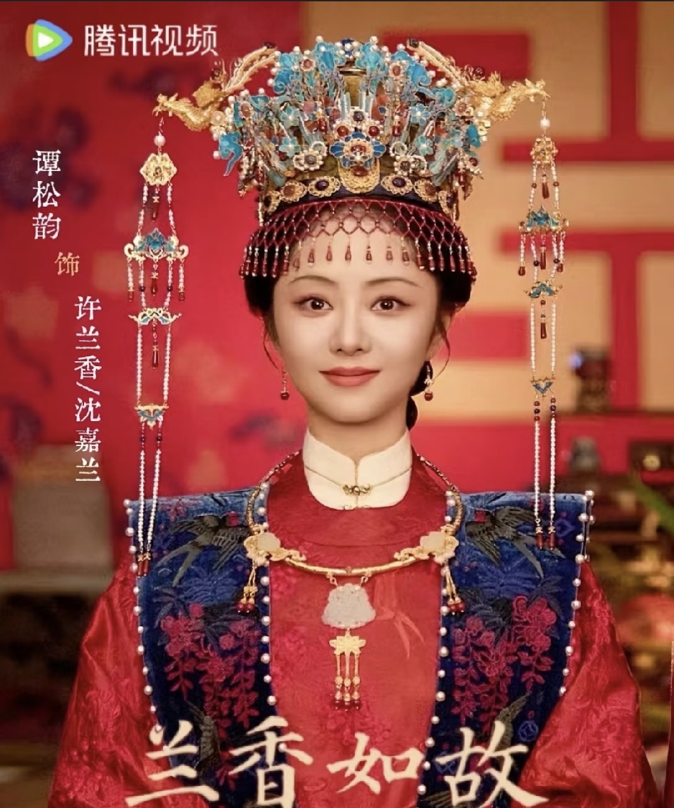 谭松韵的《兰香如故》也是大手笔了，为了这剧，真的在横店耗时一年半载的，打造这个中式园林。
没有抠景，也没有后期补上场景，而是真金白银，耗时费力的盖真的。
看电视剧，场景是美的，谭松韵演技也毋容置疑，就是剧情还是前世今生的梗，可能没那么新颖。
但还是为谭松韵追剧，你们觉得呢？