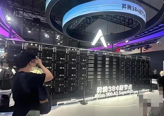 全球AI算力格局正在发生颠覆性变化，当美国以69%的算力占比遥遥领先，中国仅占15%的时候，很多人都认为这场竞赛已经失去了悬念。一张算力“比分牌”摆在桌上，美国遥遥领先，中国明显落后，乍一看确实像比赛已经进入垃圾时间。

但这块“比分牌”得先看清它量的是哪块场地。69%对15%这个数字，出自斯坦福H