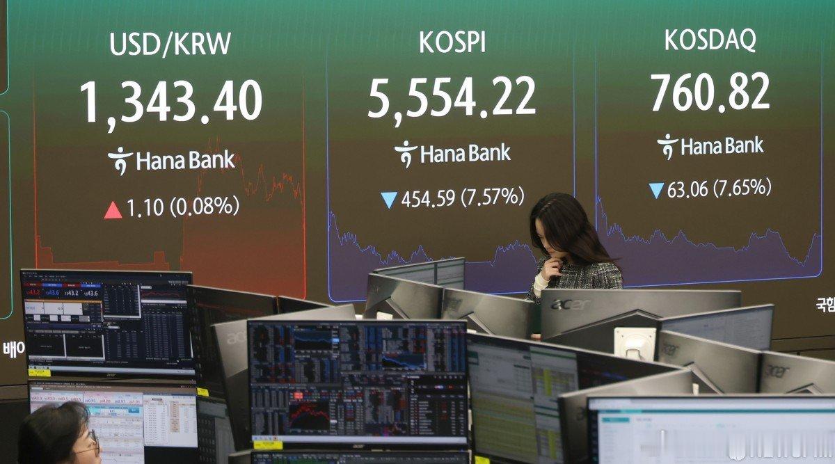 【韩股收盘：韩国股市遭遇"黑色星期四" 两大指数收跌超7%】#韩国[超话]#股市15日大幅下挫，韩国综合股价指数（KOSPI）和创业板指数（KOSDAQ）收盘跌幅均超7%。盘中，两大市场先后触发程序化交易暂停机制和熔断机制，交易一度暂停20分钟。#NEWSPIM# ​