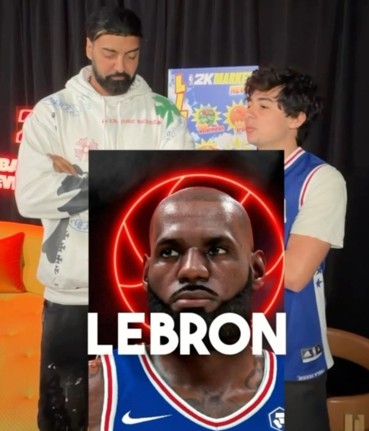 近日，2K营销主管Ronnie接受了自由House of Highlights采访。

76人球星詹姆斯在NBA《2K27》游戏中的能力值为91，相比于前作《2K26》中他的同期能力值下降3分。

当被问到詹姆斯的游戏能力值为何下降3分时，Ronnie说：“他的第24季。观察他的进化会很有趣，而且在一支新球队，出场时间和使用率等许多因 ​