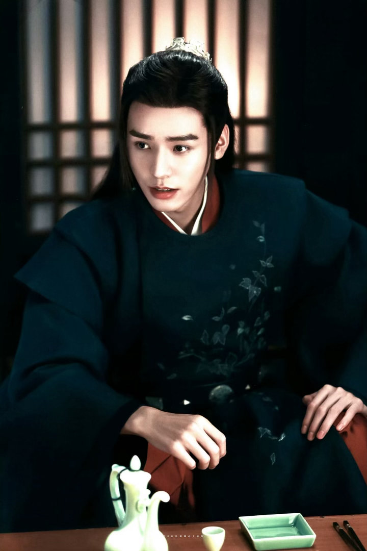 #杨晓培带龚俊去合照##杨晓培给龚俊介绍那英姐妹团#那英演唱会观众席含金量太高了！王菲、宋丹丹、黄渤、龚俊、李沁、杨坤悉数现身。杨晓培坐在核心包厢里。而且一大半到场艺人都和杨晓培合作过。小培姐带龚俊去合照的话，这合影含金量也太高了📸 ​
