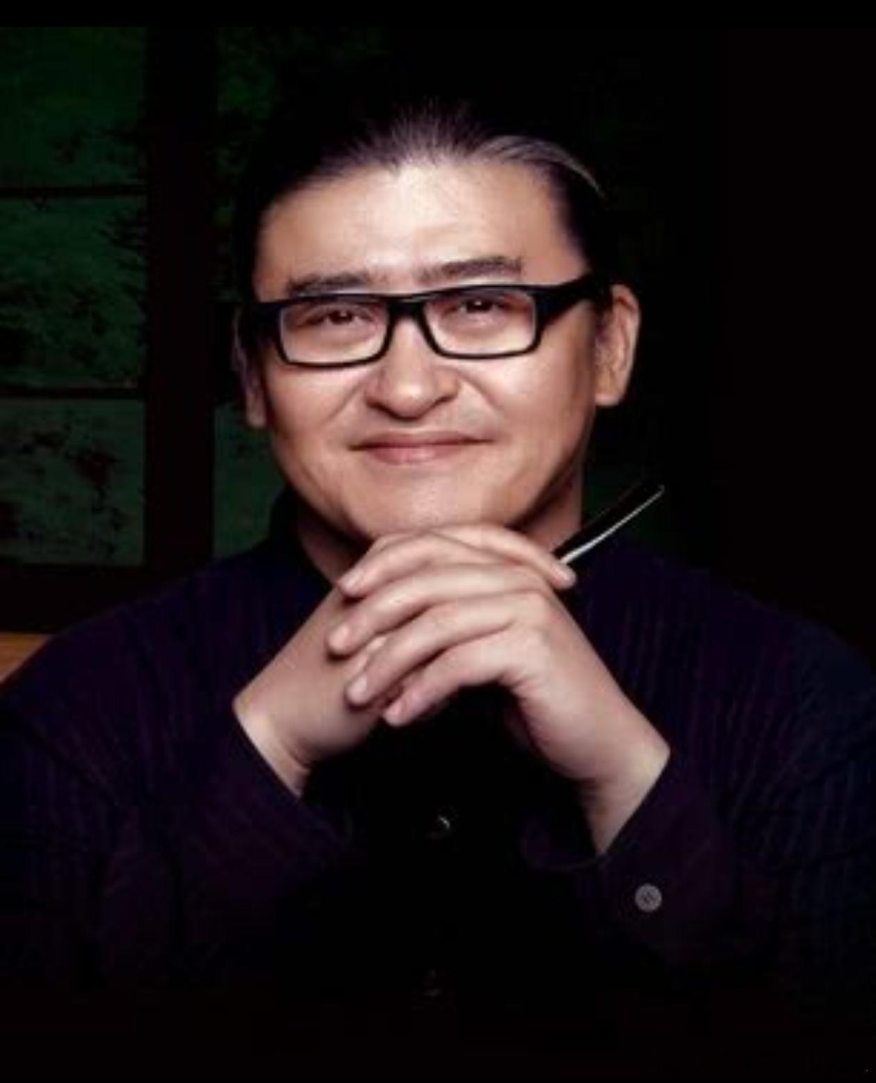 63岁刘欢老师离世：原来我们的青春，早已悄悄退场
 
今天看到刘欢老师离世的消息，心里猛地一沉，久久缓不过神。
 
对外经贸大学正式发布讣告，著名音乐家刘欢于9月25日在上海病逝，享年63岁。63岁，说大不大，说小不小，刚刚好是辛苦半生、终于卸下重担、准备好好享福的年纪。忙碌半生、教书育人、深 ​