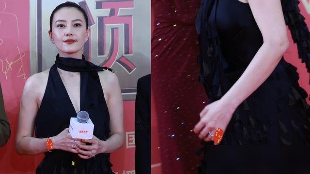 高圆圆这一身，直接把红毯上那堆花蝴蝶全秒了。
46岁的张鲁一，深V都快开到肚脐眼了，记者问他为啥穿这么猛。他原话是：“为了跟高老师match一下。”
这俩三搭演夫妻，红毯上张鲁一还低头给她摘肩膀上的线头。动作自然得跟在家似的。
黑裙子是Burberry的，大光明盘发，一根碎发都不留。没有硬凹少
